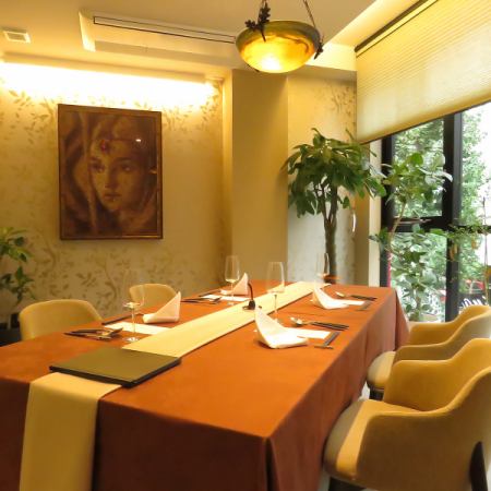 当店の個室は、観葉植物が配置されており、ナチュラルなイメージが漂う落ち着いた空間です。プライバシーが保たれたこのお席では、大切な方との特別なひとときをお楽しみいただけます。心温まる雰囲気の中で、贅沢なお食事をお楽しみください。大切な記念日やお祝い事にも最適です。ご予約を心よりお待ちしております。