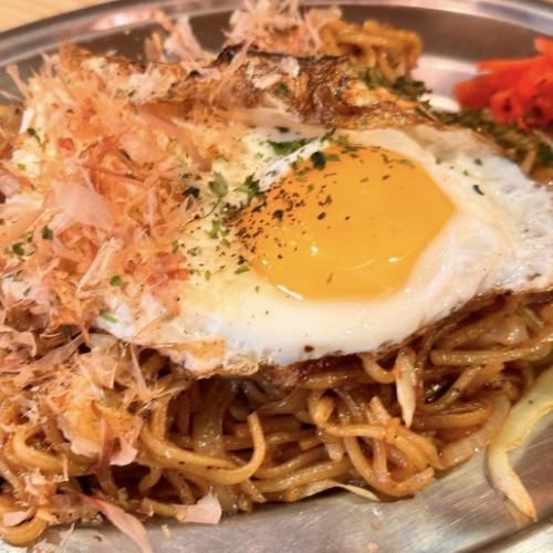 炒面配上酱汁来结束这顿饭