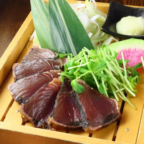 3小时畅饮（最后点餐时间提前30分钟）！套餐包含炉端烧（炭烤食物）和高知县稻草烤鲣鱼。