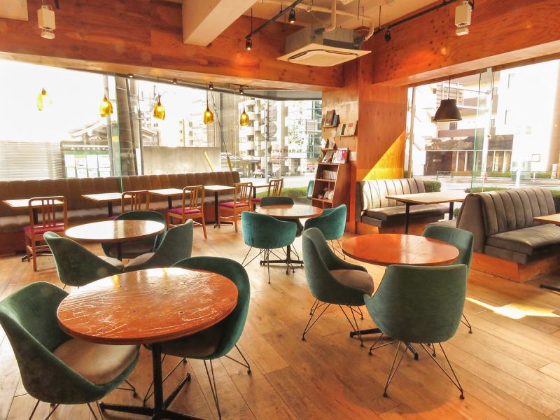 木の温かみ感じるシンプルで落ち着いた大人空間。。アンティークなベンチソファー、ゆったり座れるボックス席、少人数用のまるテーブルにはカラーな椅子が並びます！ゆっくりした時間が流れる店内で、世界の料理をお楽しみください♪