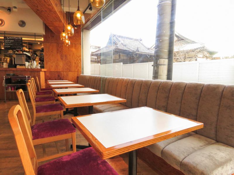 夜はお酒を楽しむこともできます！テーブルをくっつけると大人数も可能です◎4名様～宴会コースも承ります！片側のベンチソファーで広々とおくつろぎいただけます！