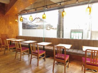 ≪1～2名×6卓≫片側がベンチソファーになっているテーブル席です！連結して大人数利用可能。