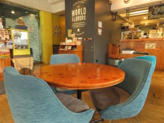 ≪2～3名様×3卓≫まるテーブルの3名様掛けテーブルです！少人数グループに最適です。