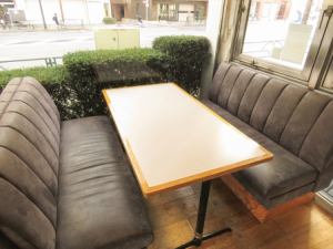 ≪4～6名様×2卓≫両側がソファーのボックス席です。ゆったり広々使えるので、ビジネスミーティングやお子様連れのママ友会にピッタリです♪