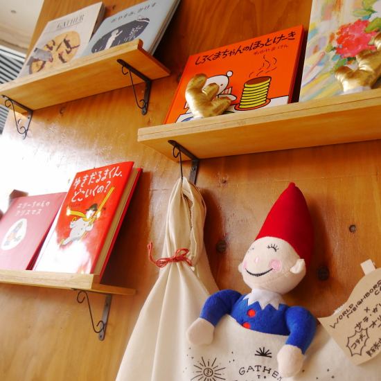 絵本やおむつ替えシート、紙エプロンを常備しております♪