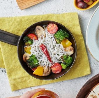 しらすと季節野菜のアヒージョ