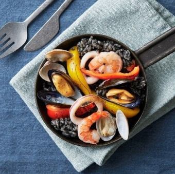 〆のイカ墨海鮮パエリア