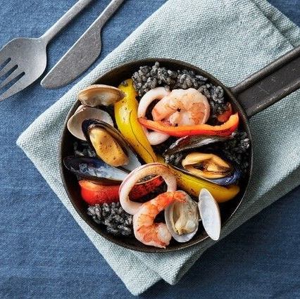 〆のイカ墨海鮮パエリア