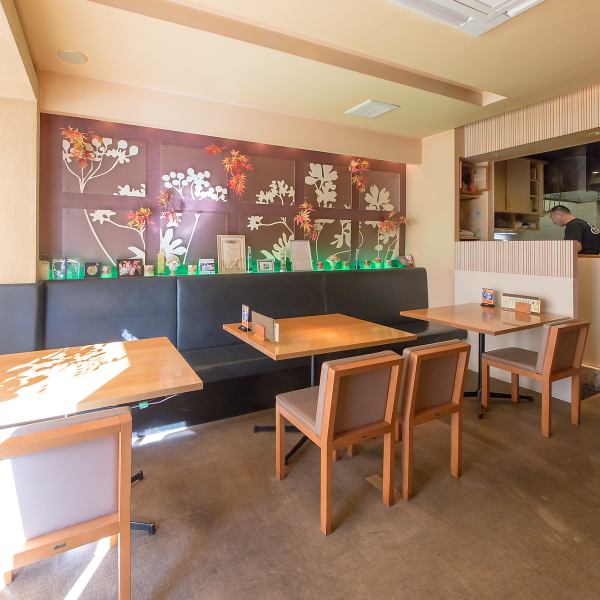 店内は左右で和洋の違った空間デザインを楽しめる落ち着きある雰囲気となっております◎お席は4名様のテーブル席を3卓、4名様用の掘りごたつ席を4卓、お一人様から気軽に使えるカウンター席を5席ご用意しております◆※新型コロナウイルス感染拡大防止の為、現在一部のお席の利用を制限しております。