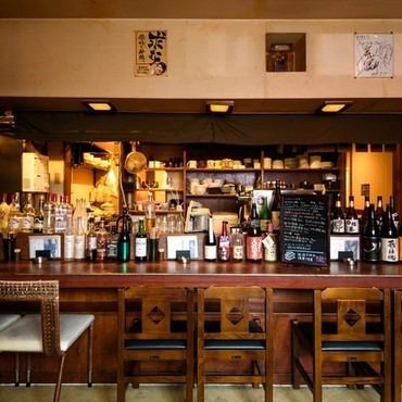 全て手作りの趣きある店内。15名様までの団体もOK！レトロな雰囲気漂うビルの5F。半貸切でのご利用も可能となりますので、お気軽にご相談下さい！