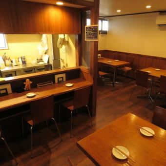 店舗入口右側。改装してリニューアルお席は、合わせて15席。自分だけの隠れ家で、ひっそりと落ち着いた雰囲気を味わって。