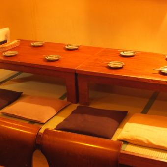 店舗入口から左側のゆったり寛げる座敷席は、テーブルを繋げて14名様までご利用いただけます。