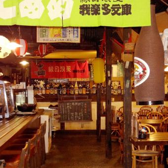 当店の入り口入ってすぐのカウンター席は、会社の同僚やご友人と肩を並べてお料理・お酒を楽しんで頂けるお席になっております。最大5名様までのご着席が可能です【栄/居酒屋/宴会/飲み会/飲み放題/同窓会/大人数/個室/貸切】