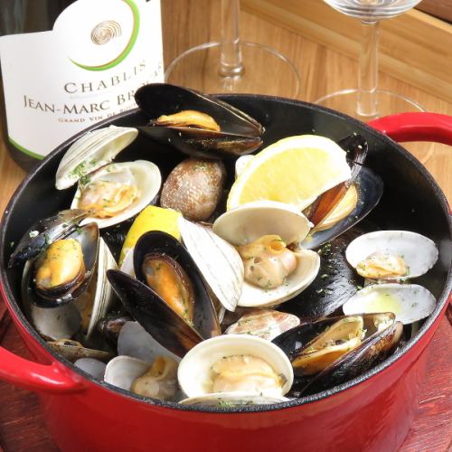 Hearty! Shellfish steamed in plenty of white wine