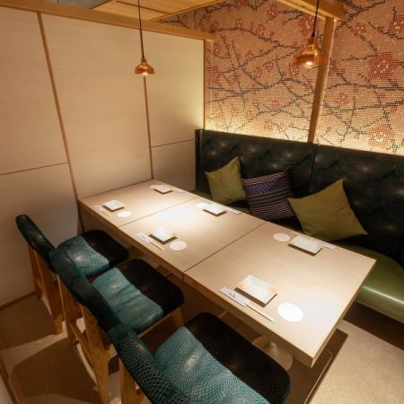 Easy for 6 to 7 people with chair seats ♪ ◇ Private room seats with sofa seats like a hideaway.This room is just right for medium-sized guests.You can relax and enjoy a drink in the calm lighting.Please enjoy the liquor such as plum wine and wine that Umeko is proud of.