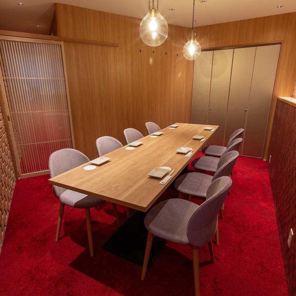 We offer comfortable private rooms where you can sit comfortably and enjoy your banquet in a relaxed environment.Enjoy a fulfilling time in a modern Japanese space illuminated by warm lighting.