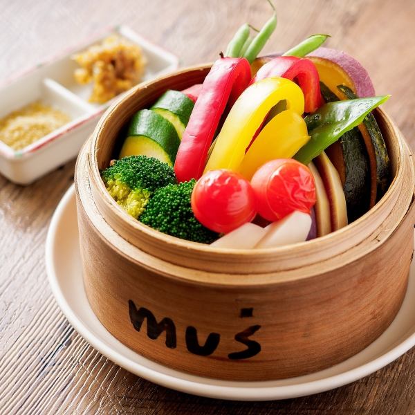 [Signature menu ◇Steamed dishes that spread the flavor of vegetables in your mouth] Steamed seasonal vegetables from 1,300 yen (tax included)
