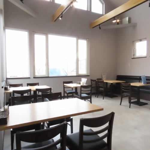 吹き抜けの開放的な空間◎