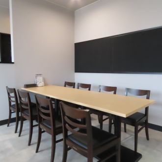 《少人数での宴会も対応可能なテーブル席です◎》