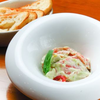 Avocado and smoked salmon tartar (with bucket)