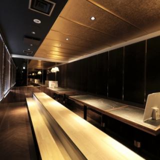 12명까지 앉을 수 있는 자리.작고 바람이 부는 벤치 시트와 소파 좌석이됩니다.신발을 벗고 올라 주시도록되어 있습니다.