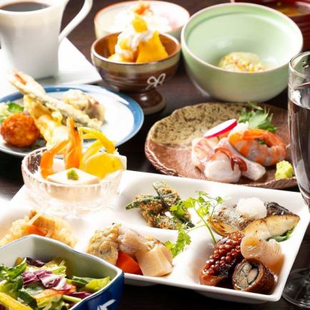 【仅限午餐时段】特价供应“樱花原创日式套餐”。包含9道采用时令食材烹制的菜肴。