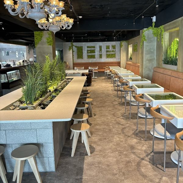 [Counter and table seating available] Beautiful plants and interior decor are placed on the counter, creating a bright and open atmosphere.The tables can be joined together, so we can provide seating according to the number of guests.