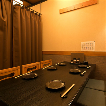 テーブル6名様席。ご来店お待ちしております！