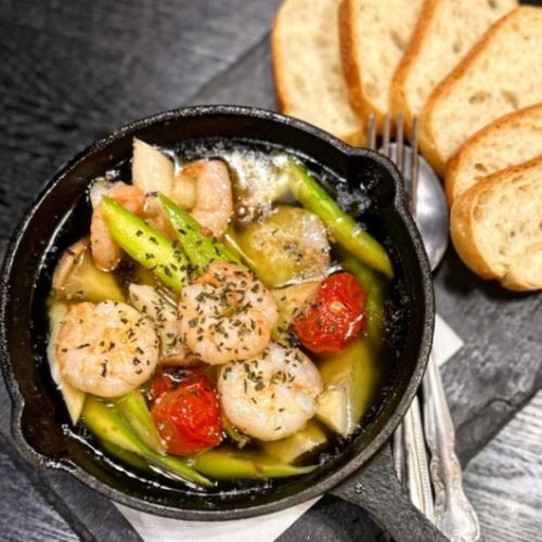 海老とキノコのアヒージョ　バゲットと共に