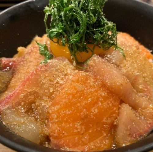 日替わり鮮魚の海鮮丼  特製胡麻醤油で