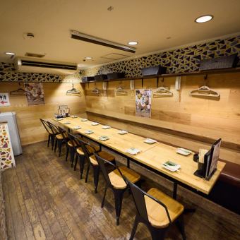 【はなれ】2階テーブル個室。中団体様向けで10～18名様まで貸切でもご利用可能です。