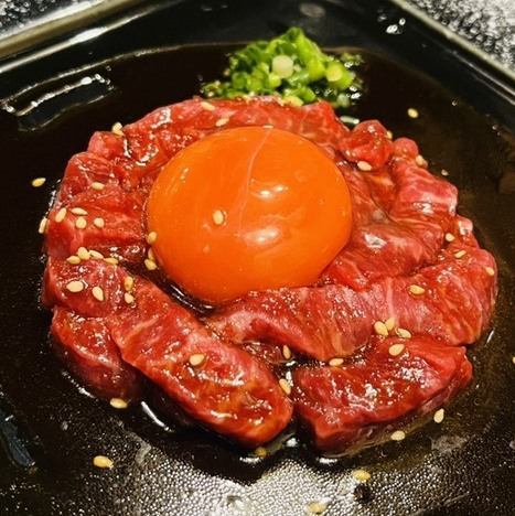 ＜黒毛和牛ユッケ風＞肉の旨みと卵黄のまろやかさが織りなす至福の味わい！