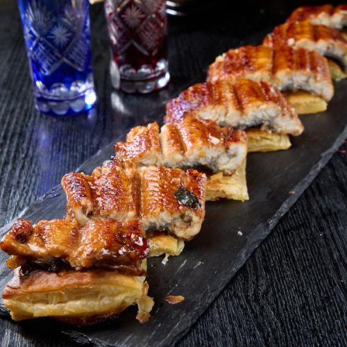 <特色菜> 鰻魚派,口感新穎,酥脆的派皮上鋪著鰻魚。