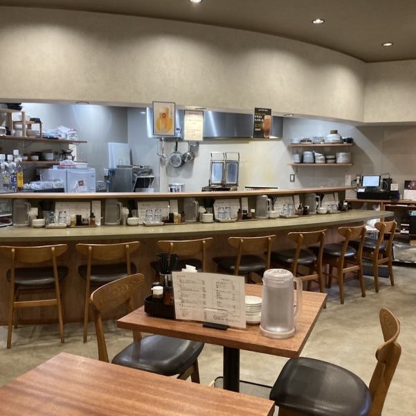 ≪店内雰囲気≫木のぬくもりを感じるカウンターが印象的な店内は、気軽に立ち寄れる“街の酒場”。肩の力を抜いて過ごせる雰囲気で、初めての方やお一人様も大歓迎です。唐揚げや餃子をつまみにちょっと一杯。友達とワイワイも、一人でふらっとも、どっちも心地いい、そんな場所です。