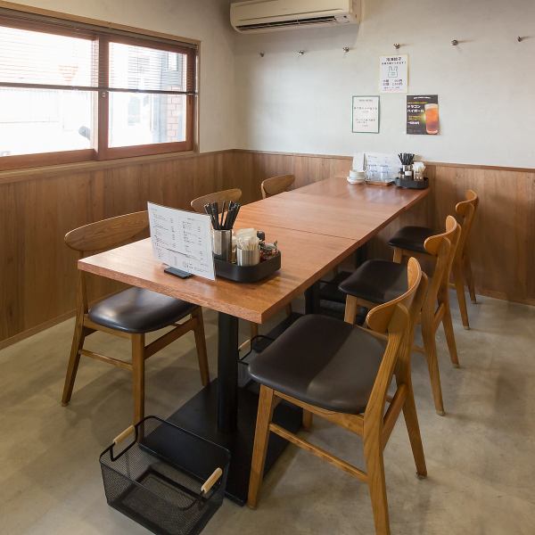 ≪店内席数≫店内にはカウンター7席と、2名掛けのテーブルが3卓。合計13席のこぢんまりとした空間で、ちょい飲みから軽めの飲み会まで気軽に楽しめます。夜は照明もほどよく落ち着いて、居酒屋らしいまったりした雰囲気に。