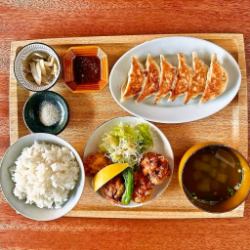 餃子と唐揚げハーフ定食