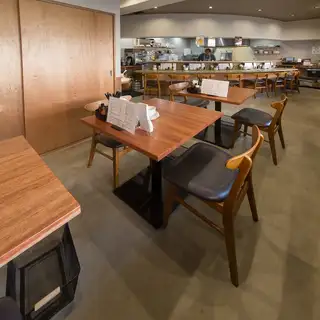 4名様までご利用可能なテーブル席は、グループでのご利用に最適。女子会やお食事会などにもおすすめで、周りを気にせずゆったりとお楽しみいただけます。