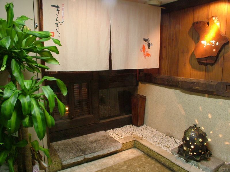 階段を降りると古木の温かみを感じられる懐かしい雰囲気の玄関が出迎えてくれます。小倉駅徒歩4分と駅近で便利！