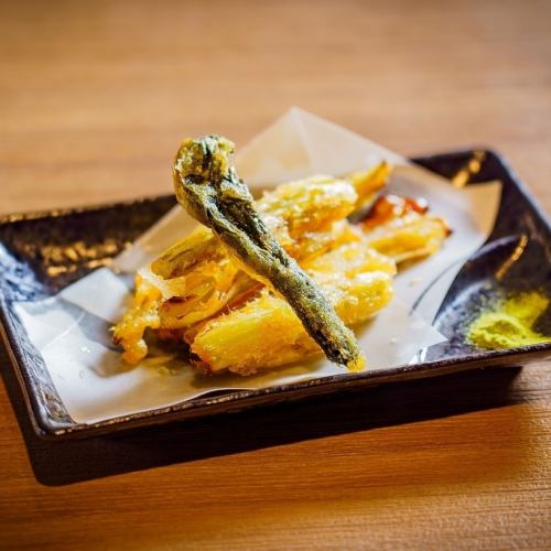 When you think of Nagano, Nozawana comes to mind, and it's crispy tempura topped with matcha salt.