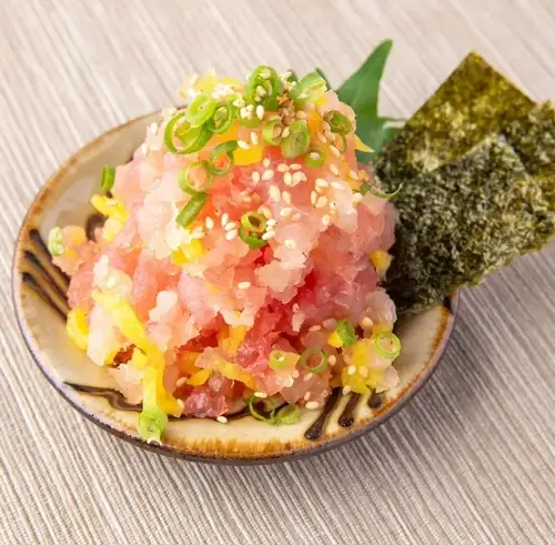 薬味たっぷりのとろたくを韓国海苔で包んでお召し上がりください!