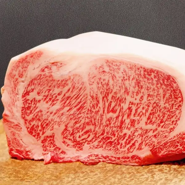 アルプス牛を使用した看板メニュー肉寿司、これからの季節にはすき焼きが人気です