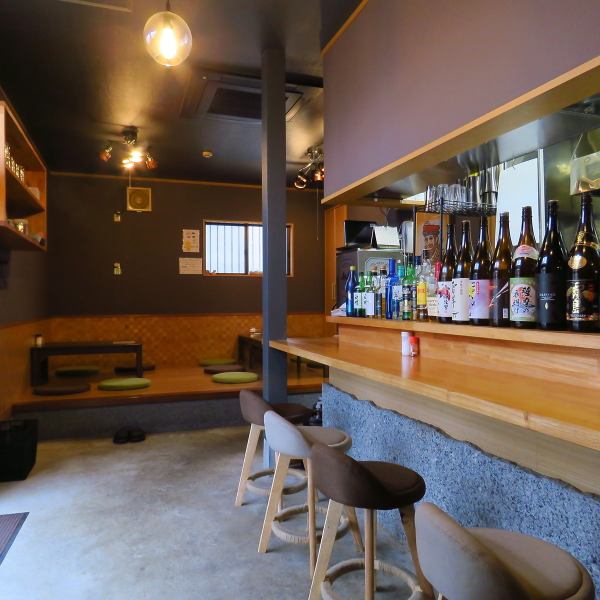 【どんなシーンでも使える落ち着いた空間】当店はお1人様から職場・ご友人との飲み会、ご家族でのお食事やカップル・ご夫婦でのデートなど多彩なシーンでご利用いただけます◎鉄板焼きは自分で焼かず、お店で焼いてからご提供しているため煙やにおいも気にせずお楽しみいただけます！