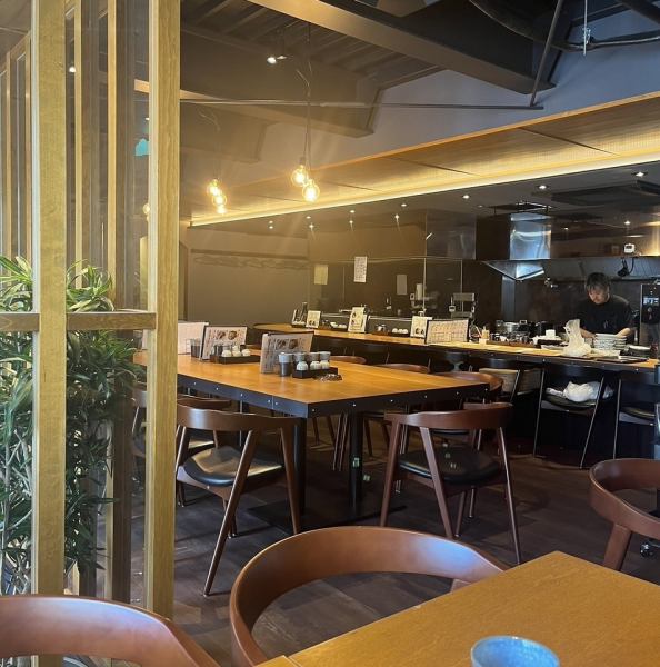 清潔感のある店内は女性のお客様やご夫婦でのご来店も大歓迎♪アットホームな雰囲気で、ゆったりとお食事をお楽しみください！また、お一人様もお気軽にお越しいただけるカウンター席は、お仕事帰りやデートでのご利用にもおすすめです！
