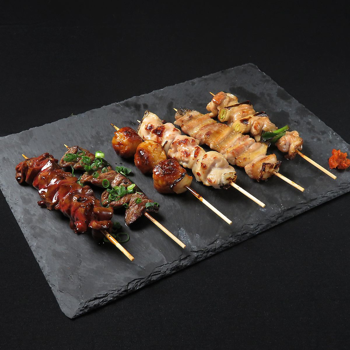 予約必須！話題沸騰の焼き鳥や地鶏のたたきが楽しめる本格鶏料理のお店！