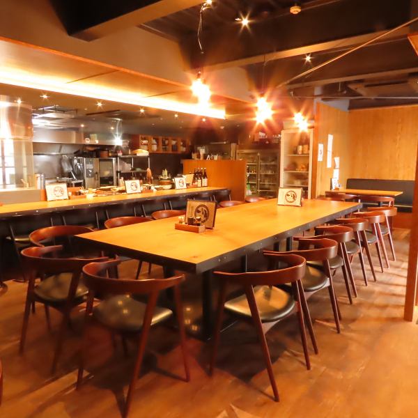 清潔感のある店内は女性のお客様やご夫婦でのご来店も大歓迎♪アットホームな雰囲気で、ゆったりとお食事をお楽しみください！また、お一人様もお気軽にお越しいただけるカウンター席は、お仕事帰りやデートでのご利用にもおすすめです！