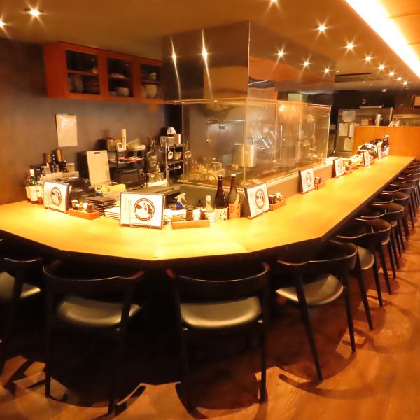カウンター席は一人飲みやデートにも最適。お仕事帰りにサクッとお食事をお楽しみ頂けます。落ち着いた雰囲気でお気軽にお立ち寄りください。