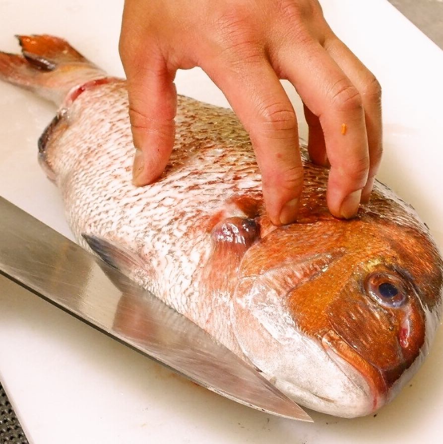 The owner himself purchases fish from Tsukiji and serves seasonal fish dishes!