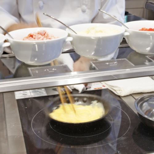 シェフが目の前で調理するライブキッチン