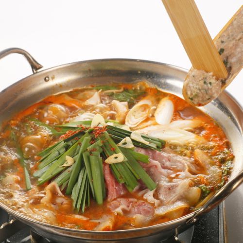 辣伊比利亚猪肉丸子和饺子火锅