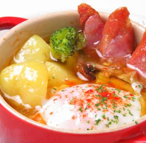 이베리코 소시지와 감자 온천 달걀 얹어 아히조 / 돛과 미니 토마토 레몬 아히조